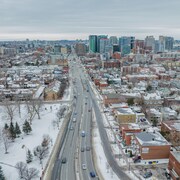 Un drone survole le centre-ville d'Ottawa en hiver.