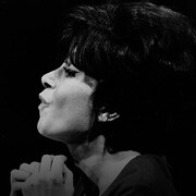 La chanteuse Pauline Julien interprète une chanson dans un studio de Radio-Canada en 1968.