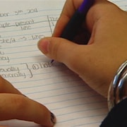 Un élève écrit dans son cahier