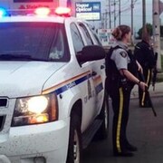 Des policiers armés à Moncton, où trois agents de la GRC ont été abattus, dans le secteur Pinehurst.