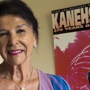Alanis Obomsawin dans son bureau à l'ONF en 2015