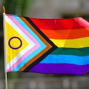 Un drapeau inclusif de la fierté photographié lors d'un défilé à Saskatoon, le 1er juin 2023.