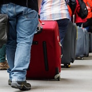 Une file d'attente dans un aéroport.