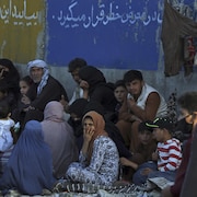 Des hommes, des femmes et des enfants massées près d'un poste de contrôle à l'extérieur de l'aéroport de Kaboul, dans l'espoir de quitter l'Afghanistan. 