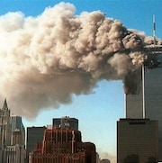 Deux énormes panaches de fumée s'échappent des tours jumelles du World Trade Center, le 11 novembre 2001. 