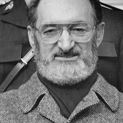 Le Dr Henry Morgentaler fait le signe de la victoire &agrave; sa sortie de la Cour supr&ecirc;me du Canada &agrave; Ottawa le 28 janvier 1988.