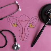 Le dessin d'un utérus est entouré d'un stéthoscope pour représenter la médecine et d'un maillet pour symboliser la justice.