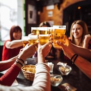 Des gens boivent de la bière. 