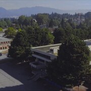 Une vue aérienne des bâtiments sur le terrain Heather Lands dans un quartier de Vancouver