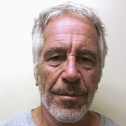 Jeffrey Epstein, mal rasé, regarde l'objectif de l'appareil photo.