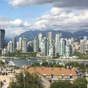 Vue sur Vancouver, où des immeubles se dressent sur la ligne d'horizon. 