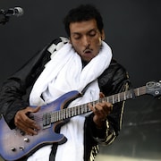 Le guitariste touareg Bombino au festival Saint-Cloud, en 2015.