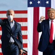 Joe Biden et Donald Trump debout devant un drapeau des États-Unis.