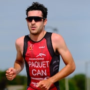 Charles Paquet, triathlète originaire de Port-Cartier, en train de courir sur une piste.