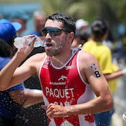 Un coureur boit de l'eau en compétition.