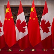 Un enchaînement de drapeaux du Canada et de la Chine en quinconce.