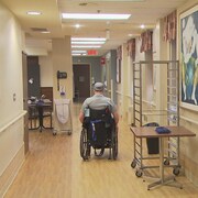 Une personne se déplace en fauteuil roulant dans un corridor du Centre d'hébergement Cooke à Trois-Rivières.