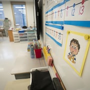 La classe vide d'une école primaire de Laval.