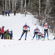 Olivia Bouffard Nesbitt, Anne Stuart, Katie Weaver et Marielle Ackerman font un sprint durant une compétition de ski de fond à Thunder Bay.