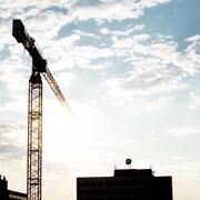 Grue et ombre de bâtiments.