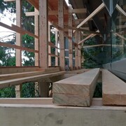 Une armature en bois dans une maison en construction à West Vancouver, en Colombie-Britannique.