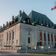 L'édifice de la Cour suprême du Canada en fin de journée du printemps.