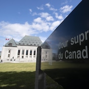 Vue de la façade de l'immeuble de la Cour suprême du Canada.