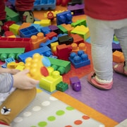 De jeunes enfants jouent avec des blocs de construction.