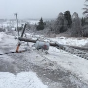 Un poteau cassé est tombé sur la route 126 au nord de Moncton