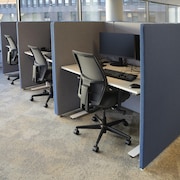 Des postes de travail dans des cubicules.