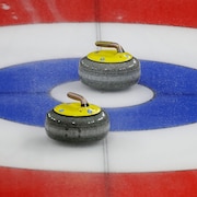 Deux pierres de curling dans la maison.
