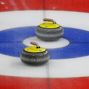 Des pierres de curling se trouvent dans la maison. 