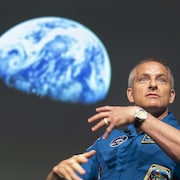 David Saint-Jacques parle de son séjour à la Station spatiale internationale à l'occasion d'une conférence de presse à l'Agence spatiale internationale.