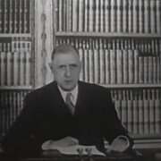 Le général est assis devant une bibliothèque et prononce un discours télévisé destiné aux Français. 