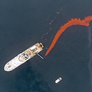 Un bateau déverse du colorant dans le Saint-Laurent.