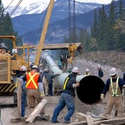 Des travailleurs sont sur le chantier du pipeline Trans Mountain.
