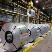 Acier laminé dans l'aciérie ArcelorMittal Dofasco à Hamilton.