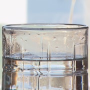 Un verre d'eau.