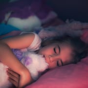 Les parents doivent aussi s’assurer que leur enfant dort suffisamment d’heures par nuit.