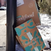 Sur le bord d'une rue, des d&eacute;chets de bo&icirc;tes de carton de l'entreprise Goodfood.