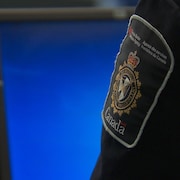Un agent de l'Agence des services frontaliers du Canada est devant un écran bleu d'ordinateur
