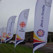 Des drapeaux des Jeux de l'Acadie.