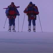 Richard Weber et Mikhail Malkhov skient pendant leur périple vers le pôle Nord. 