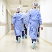 Des infirmières marchent dans le corridor d'un hôpital.