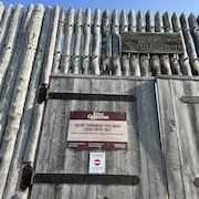 Fort Gibraltar, situé dans le quartier de Saint-Boniface, à Winnipeg porte une note de sa fermeture au public.