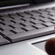 Une main sur un clavier d'ordinateur.