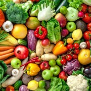 Un assemblage de fruits et des légumes frais.
