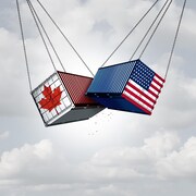 Deux conteneurs, l'un avec le drapeau du Canada et l'autre avec celui des États-Unis, s'entrechoquent dans les airs.