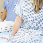 Une femme attend de passer une analyse cytologique.