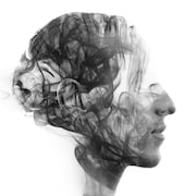 Illustration du profil de la tête d'un homme dont le cerveau est brouillé par de la vapeur noire.